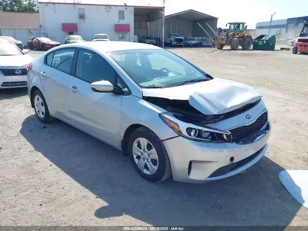 3KPFK4A73JE239090 2018 KIA FORTE - Image 1