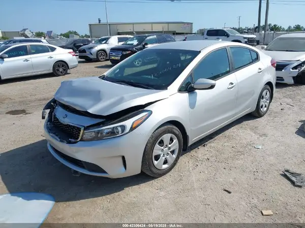3KPFK4A73JE239090 2018 KIA FORTE - Image 2