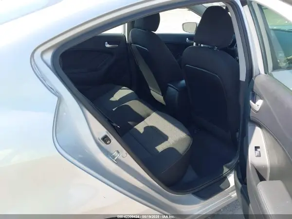 3KPFK4A73JE239090 2018 KIA FORTE - Image 8