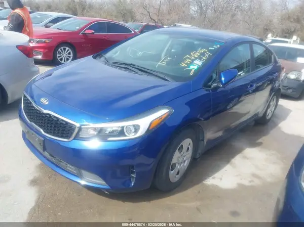 3KPFK4A73JE241664 2018 KIA FORTE - Image 2