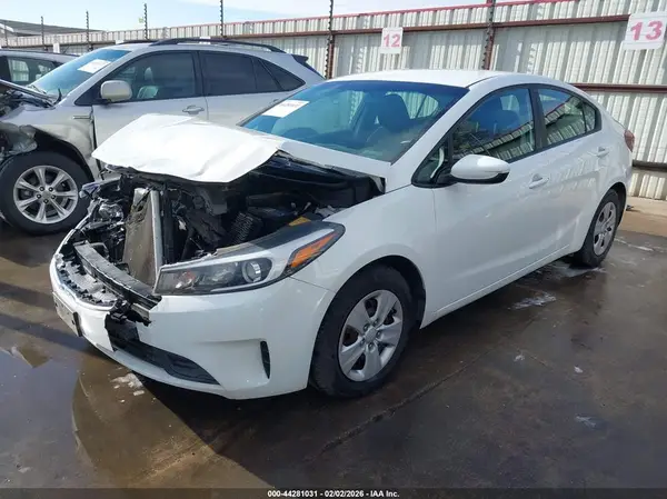 3KPFK4A73JE242555 2018 KIA FORTE - Image 2