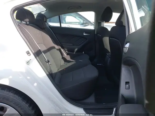 3KPFK4A73JE242555 2018 KIA FORTE - Image 8