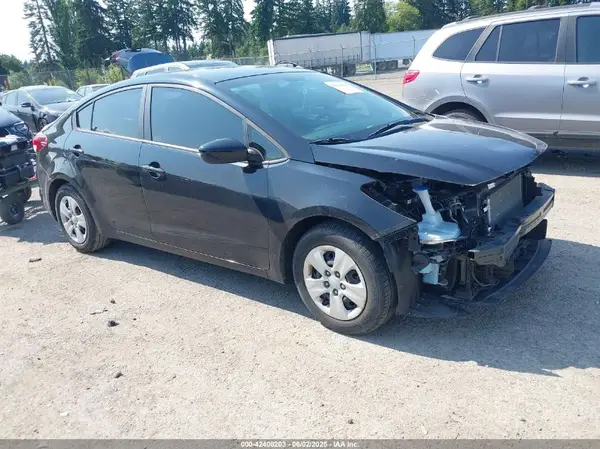 3KPFK4A73JE243513 2018 KIA FORTE - Image 1