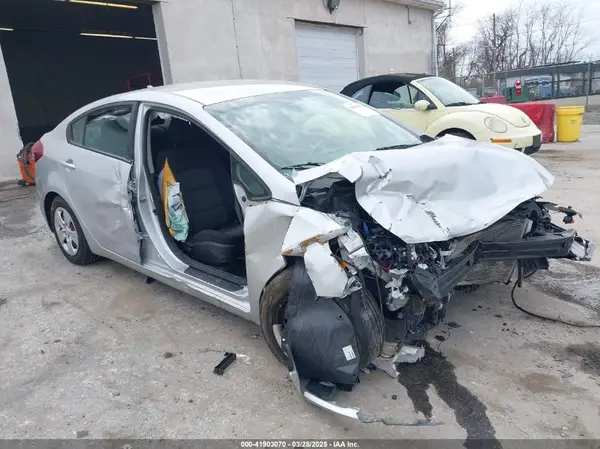 3KPFK4A73JE243592 2018 KIA FORTE - Image 1