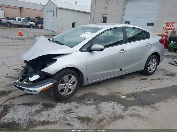 3KPFK4A73JE243592 2018 KIA FORTE - Image 2