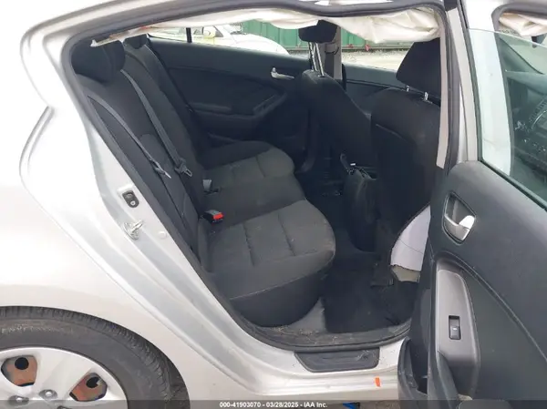 3KPFK4A73JE243592 2018 KIA FORTE - Image 8