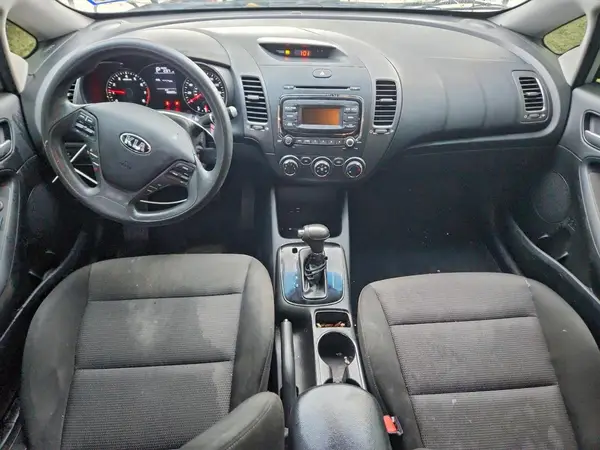 3KPFK4A73JE243902 2018 KIA FORTE - Image 8