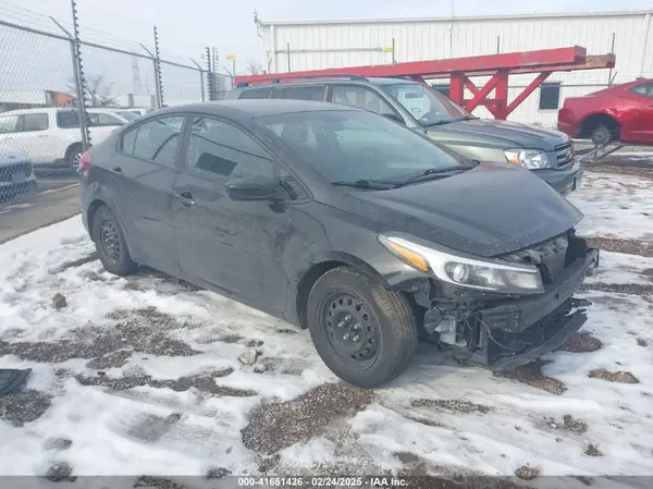 3KPFK4A73JE244015 2018 KIA FORTE - Image 1