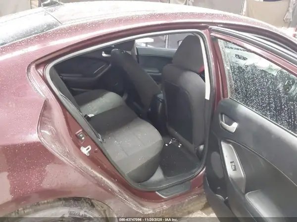 3KPFK4A73JE246184 2018 KIA FORTE - Image 8