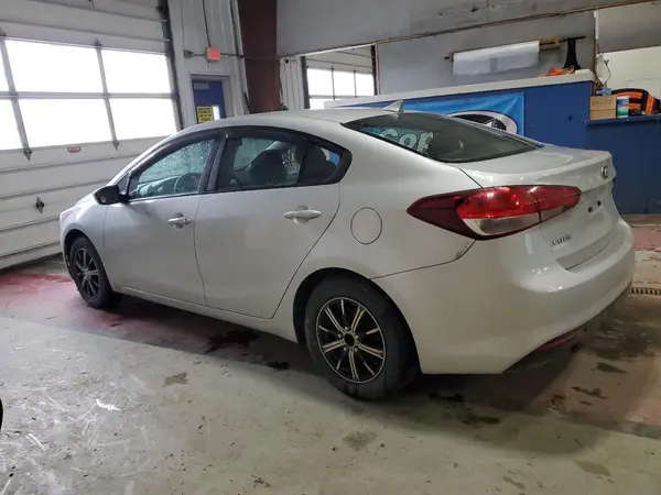 3KPFK4A73JE247805 2018 KIA FORTE - Image 2