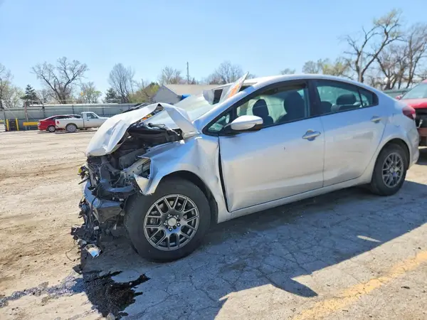 3KPFK4A73JE252728 2018 KIA FORTE - Image 1