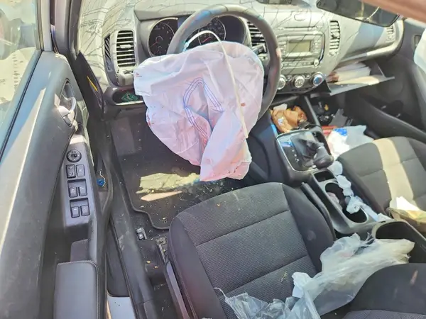 3KPFK4A73JE252728 2018 KIA FORTE - Image 8