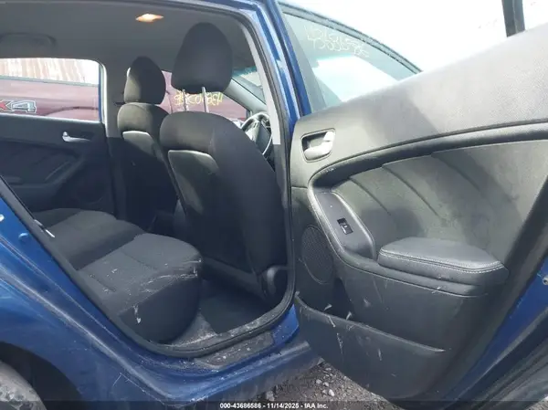 3KPFK4A73JE255290 2018 KIA FORTE - Image 8