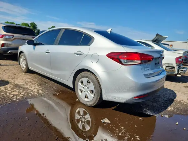 3KPFK4A73JE255919 2018 KIA FORTE - Image 2