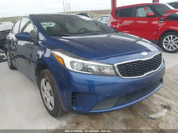 3KPFK4A73JE257010 2018 KIA FORTE - Image 1