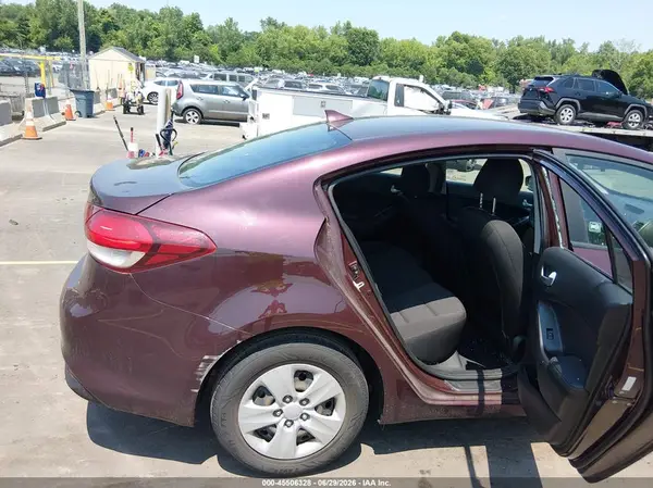 3KPFK4A73JE258383 2018 KIA FORTE - Image 8