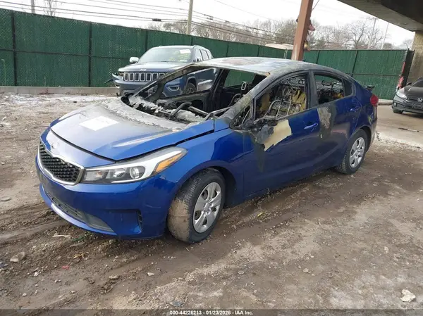 3KPFK4A73JE265043 2018 KIA FORTE - Image 2