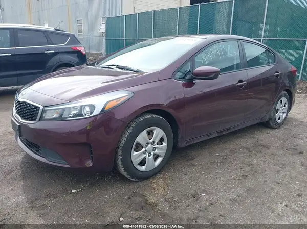 3KPFK4A73JE269061 2018 KIA FORTE - Image 2