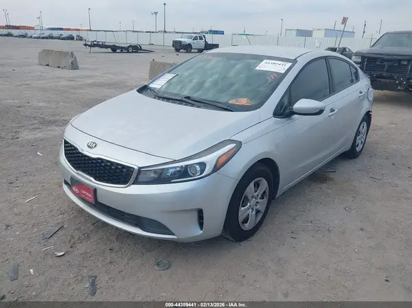 3KPFK4A73JE272073 2018 KIA FORTE - Image 2