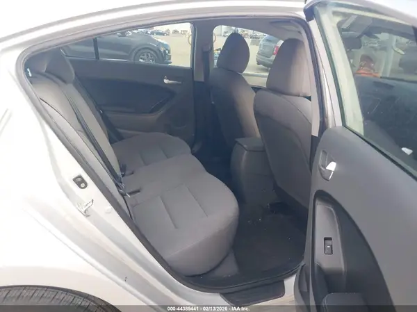 3KPFK4A73JE272073 2018 KIA FORTE - Image 8