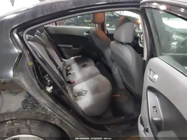 3KPFK4A73JE272509 2018 KIA FORTE - Image 8
