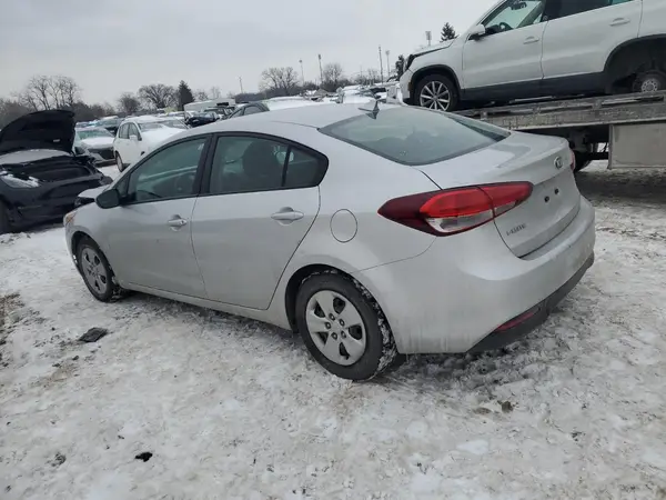 3KPFK4A73JE273577 2018 KIA FORTE - Image 2