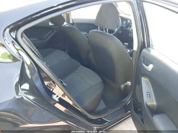 3KPFK4A73JE283977 2018 KIA FORTE - Image 8