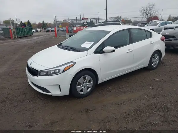 3KPFK4A73JE284675 2018 KIA FORTE - Image 2