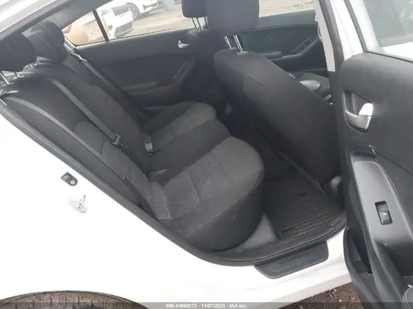 3KPFK4A73JE284675 2018 KIA FORTE - Image 8