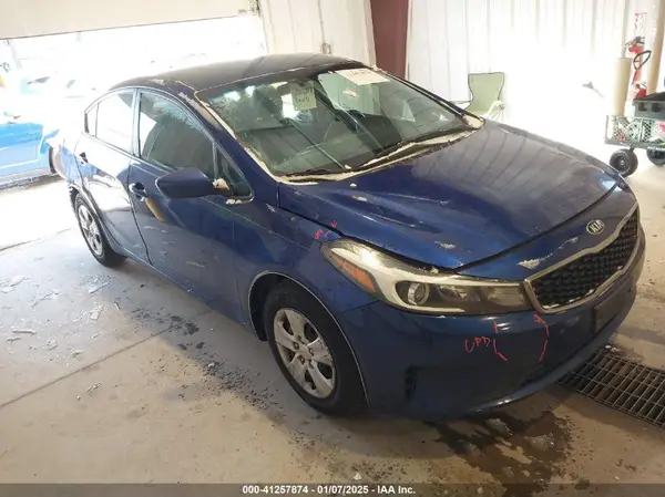 3KPFK4A74HE010637 2017 KIA FORTE - Image 1