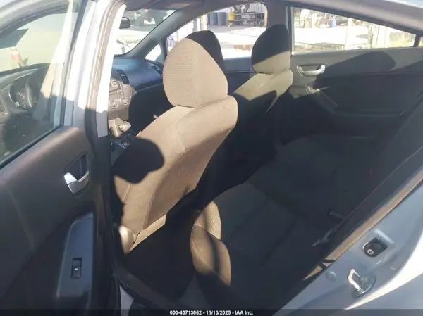 3KPFK4A74HE015885 2017 KIA FORTE - Image 8