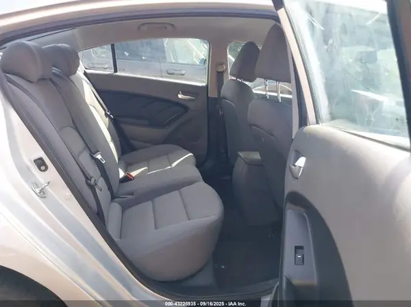 3KPFK4A74HE026871 2017 KIA FORTE - Image 8