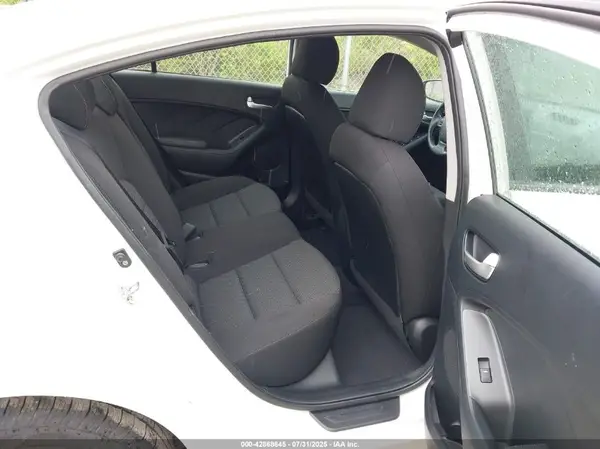 3KPFK4A74HE030404 2017 KIA FORTE - Image 8