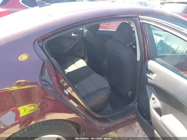 3KPFK4A74HE067100 2017 KIA FORTE - Image 8