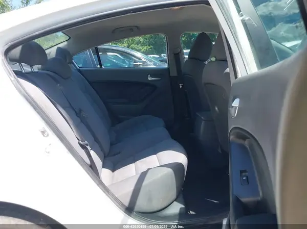 3KPFK4A74HE067422 2017 KIA FORTE - Image 8