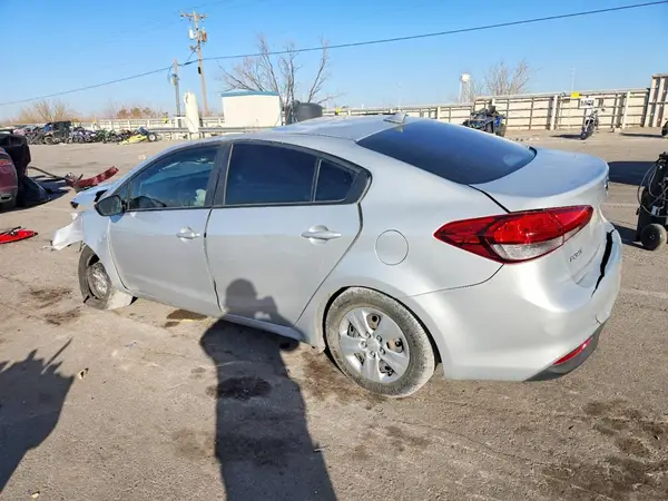 3KPFK4A74HE082776 2017 KIA FORTE - Image 2