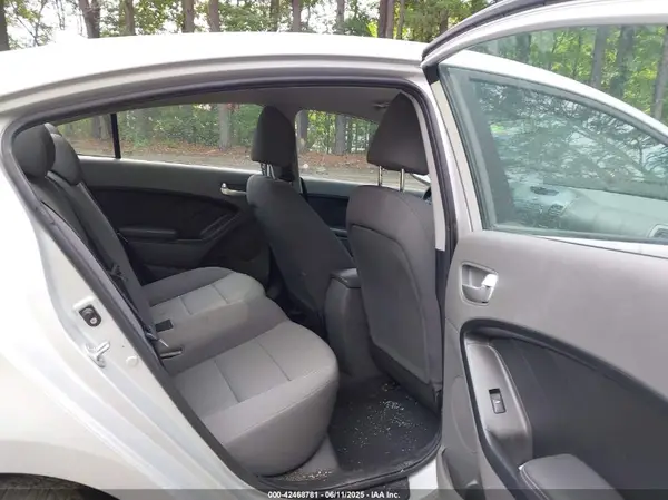 3KPFK4A74HE115677 2017 KIA FORTE - Image 8