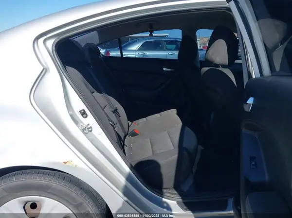 3KPFK4A74HE118725 2017 KIA FORTE - Image 8