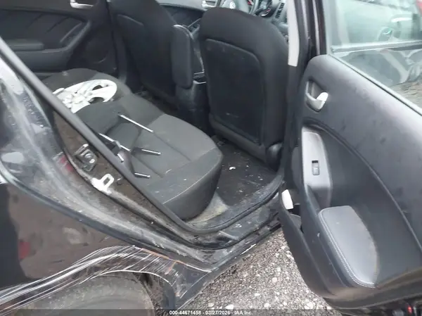 3KPFK4A74HE131037 2017 KIA FORTE - Image 8