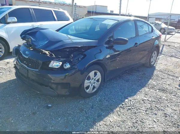 3KPFK4A74JE174797 2018 KIA FORTE - Image 2
