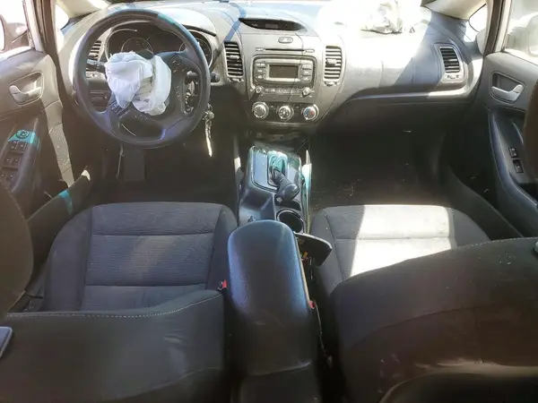 3KPFK4A74JE175545 2018 KIA FORTE - Image 8