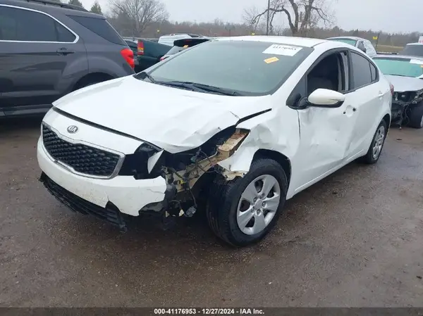 3KPFK4A74JE175769 2018 KIA FORTE - Image 2