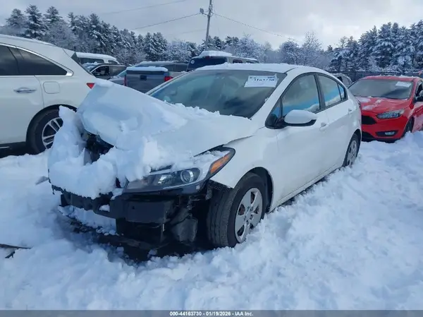 3KPFK4A74JE177702 2018 KIA FORTE - Image 2