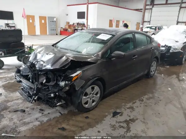 3KPFK4A74JE178686 2018 KIA FORTE - Image 2