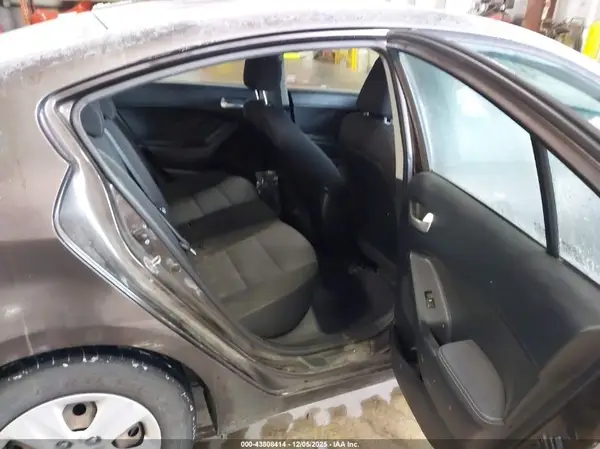 3KPFK4A74JE178686 2018 KIA FORTE - Image 8