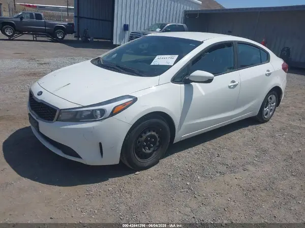 3KPFK4A74JE184908 2018 KIA FORTE - Image 2