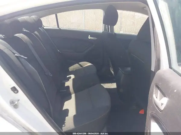 3KPFK4A74JE184908 2018 KIA FORTE - Image 8