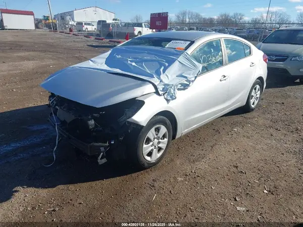 3KPFK4A74JE188862 2018 KIA FORTE - Image 2