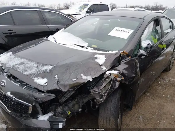 3KPFK4A74JE189123 2018 KIA FORTE - Image 2