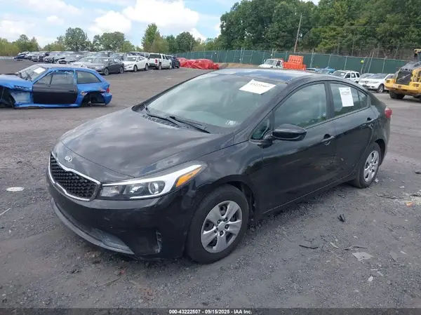 3KPFK4A74JE197755 2018 KIA FORTE - Image 2